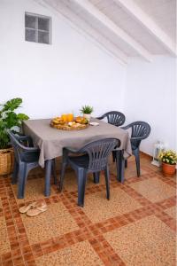 a dining room with a table and chairs at Appartement 5 pers proche plage Capesterre in Capesterre-Belle-Eau