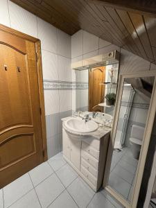 ein Badezimmer mit Waschbecken und Spiegel in der Unterkunft Hotel Monika in Zutendaal + 49 Fotos