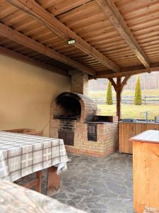 an outdoor patio with a brick pizza oven at Cabana CORNESTEAN in Sighetu Marmaţiei
