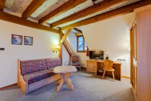 Scharrachbergheim IrmstettにあるHotel et Spa du Scharrachのソファとテーブルのあるリビングルーム +40枚の写真