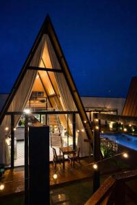 a house with a swimming pool at night at Cabana Industrial in Palhoça