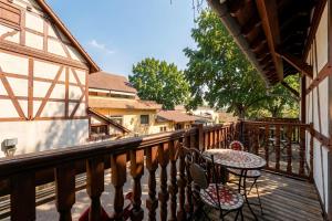 Scharrachbergheim IrmstettにあるHotel et Spa du Scharrachのテーブルと椅子が置かれたバルコニー