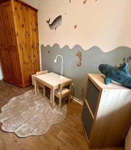 a room with a table and a lamp on a tv at Ferienwohnung De Diek 103 in Dorum-Neufeld