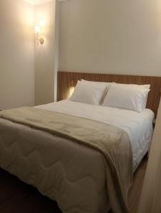 a bedroom with a large bed with white sheets and pillows at Hotel Cittari Tatuí in Tatuí +30 photos
