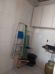 a kitchen with a ladder in the corner of a room at Bem Estar no Bom Ap 2 in Arapiraca
