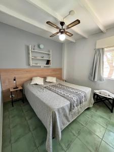 a bedroom with a bed and a ceiling fan at Departamentos Equipados Realico in Realicó