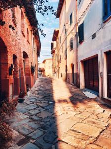 an alley in an old town with buildings at Il Colle in Treggiaia