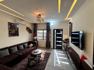 a living room with a couch and a table at Smart Residences Apart Go in Cotonou