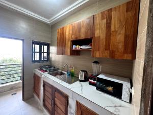 a kitchen with a counter top with a microwave at Smart Residences Apart Go in Cotonou