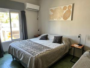 a bedroom with a large bed with a window at Departamentos Equipados Realico in Realicó