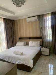a bedroom with a large bed with white sheets at Park Street Apartment in Trofwi