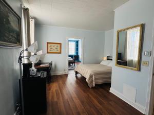 a bedroom with a bed and a desk in it at Nestle Inn in Hermann
