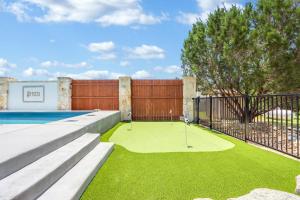 a backyard with a pool and a golf course at Artista in Wimberley
