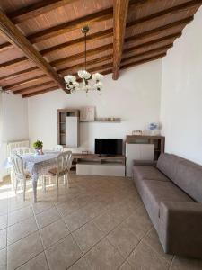 a living room with a couch and a table at Mary's House in Guardistallo