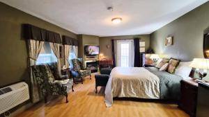 a bedroom with a bed and a living room at Auberge Wild Rose Inn in Moncton +50 photos