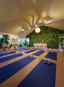 a row of blue mats in a room with a green wall at Silver Sands Motel & Beach Bungalows in Greenport