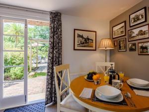 a dining room with a table and a window at 1 Bed in Brockenhurst oc-78767 in Beaulieu