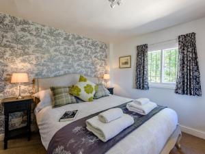 a bedroom with a bed with towels on it at 1 Bed in Brockenhurst oc-78767 in Beaulieu