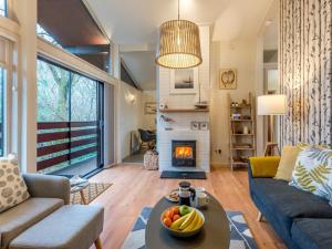 a living room with a couch and a fireplace at 1 Bed in Brockenhurst oc-78005 in Beaulieu