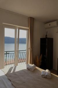 a bedroom with a bed with a view of the ocean at Solmare Neum Apartmani in Neum