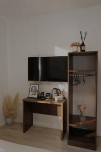 a desk with a flat screen tv on a wall at Solmare Neum Apartmani in Neum