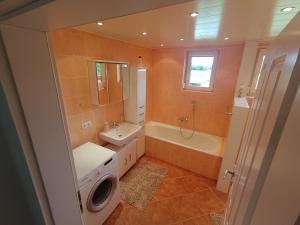 a bathroom with a sink and a washing machine at Große Ferienwohnung im Rosental ideal für 4 bis 6 Personen mit Balkon und Garten in Maria Elend