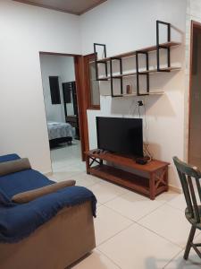 a living room with a flat screen tv and a couch at Bem Estar no Bom Ap 1 in Arapiraca