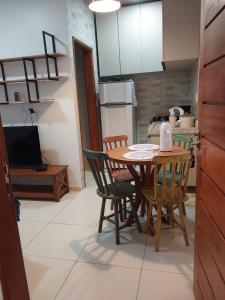 a kitchen and dining room with a table and chairs at Bem Estar no Bom Ap 1 in Arapiraca