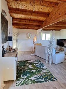 a living room with a rug on the floor at Chalet Horizon Mer in Conca