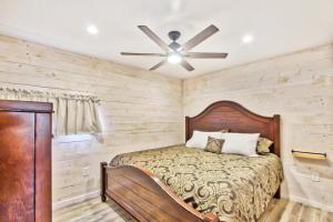 a bedroom with a bed and a ceiling fan at Blue Jay Getaway in Blanco