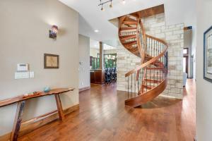 eine Wendeltreppe in einem Wohnzimmer mit einer Steinwand in der Unterkunft C L Ranch in Fischer
