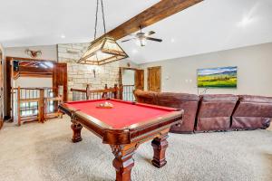 ein Wohnzimmer mit Billardtisch in der Unterkunft C L Ranch in Fischer