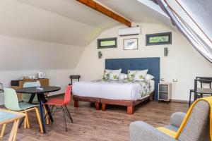 a bedroom with a bed and a table and chairs at Anita y Tomás Bed & Breakfast in Nancagua