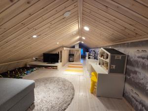 a living room with a couch and a tv at Villa lehto in Kuusamo