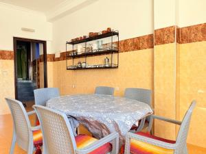 a dining room with a table and chairs at Casa Olea Vista in Chefchaouen