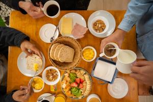 a group of people sitting around a table eating food at Reñaca House Hotel in Viña del Mar