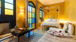 ein Schlafzimmer mit einem Bett und einem Spiegel in der Unterkunft Riad Dama & Spa in Marrakesch + 134 Fotos