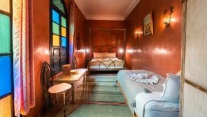 ein Zimmer mit zwei Betten, einem Tisch und Stühlen in der Unterkunft Riad Dama & Spa in Marrakesch