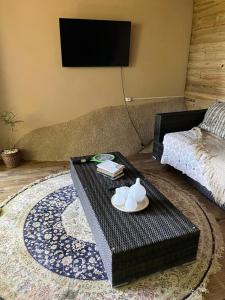a living room with a table and a couch at Chalé Shangri-la in Paraty