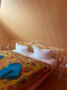 a bed with white pillows and blue towels on it at Ferienhaus Prerow an der Stems in Prerow