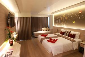 A bed or beds in a room at Levana Pattaya Hotel - SHA Extra Plus