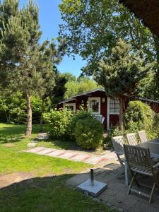 a house with a table and chairs in a yard at Ferienhaus Prerow an der Stems in Prerow