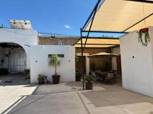 a patio with a table and an umbrella at Casa Díaz Habitacion Diamante in Parras de la Fuente