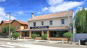 a building with a sign for a restaurant on a street at L'Escale à Chanas -sortie12 A7-2chambres-parking gratuit in Chanas