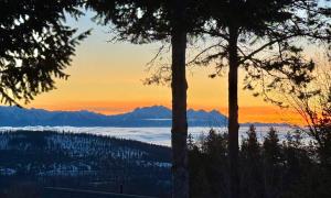 Blick auf den Sonnenuntergang von einem Berg mit Bäumen in der Unterkunft Summit View Collection in Kimberley + 86 Fotos