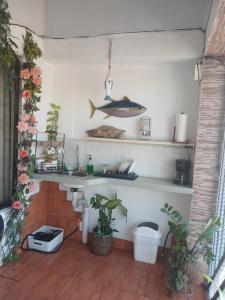 a room with a counter with a fish on the wall at Atardecer porteño in Puntarenas