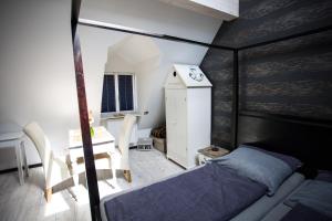a small bedroom with a bed and a desk at Altstadtloft am Kaulberg in Bamberg