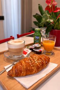 a tray with a loaf of bread on a table at Foresteria 33 in Ghedi