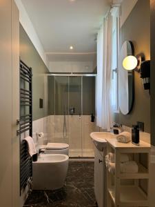 a bathroom with a tub and a sink and a shower at Foresteria 33 in Ghedi