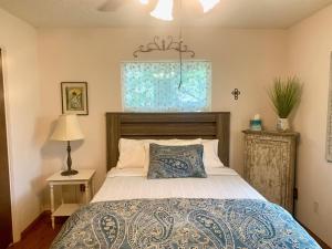 a bedroom with a bed and a window at La Vista in Canyon Lake